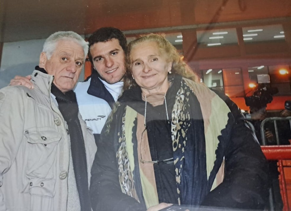 Pablo Vegetti ao lado dos pais, Reinaldo e Alejandra — Foto: Arquivo Pessoal