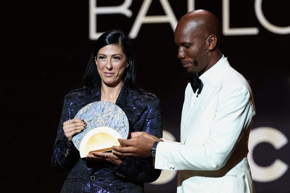 Jenni Hermoso recebe o prêmio Sócrates na Bola de Ouro — Foto: Franck Fife/AFP