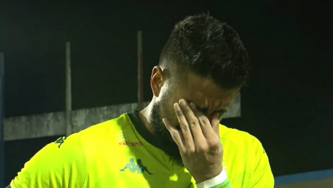 Goleiro Igor Rayan durante jogo, com expressão de concentração e emoção