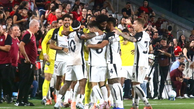 Jogadores do Corinthians comemoram gol contra o Athletico-PR