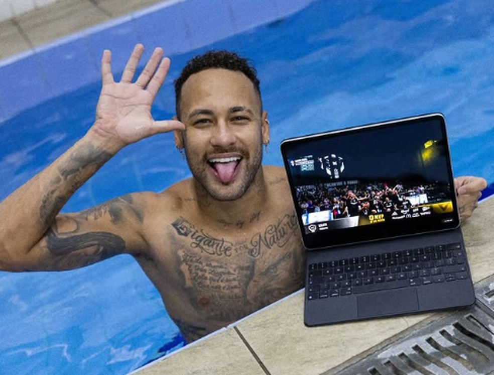 Neymar assiste Kings League enquanto participa da fisioterapia no CT Rei Pelé — Foto: Reprodução/Instagram Neymar