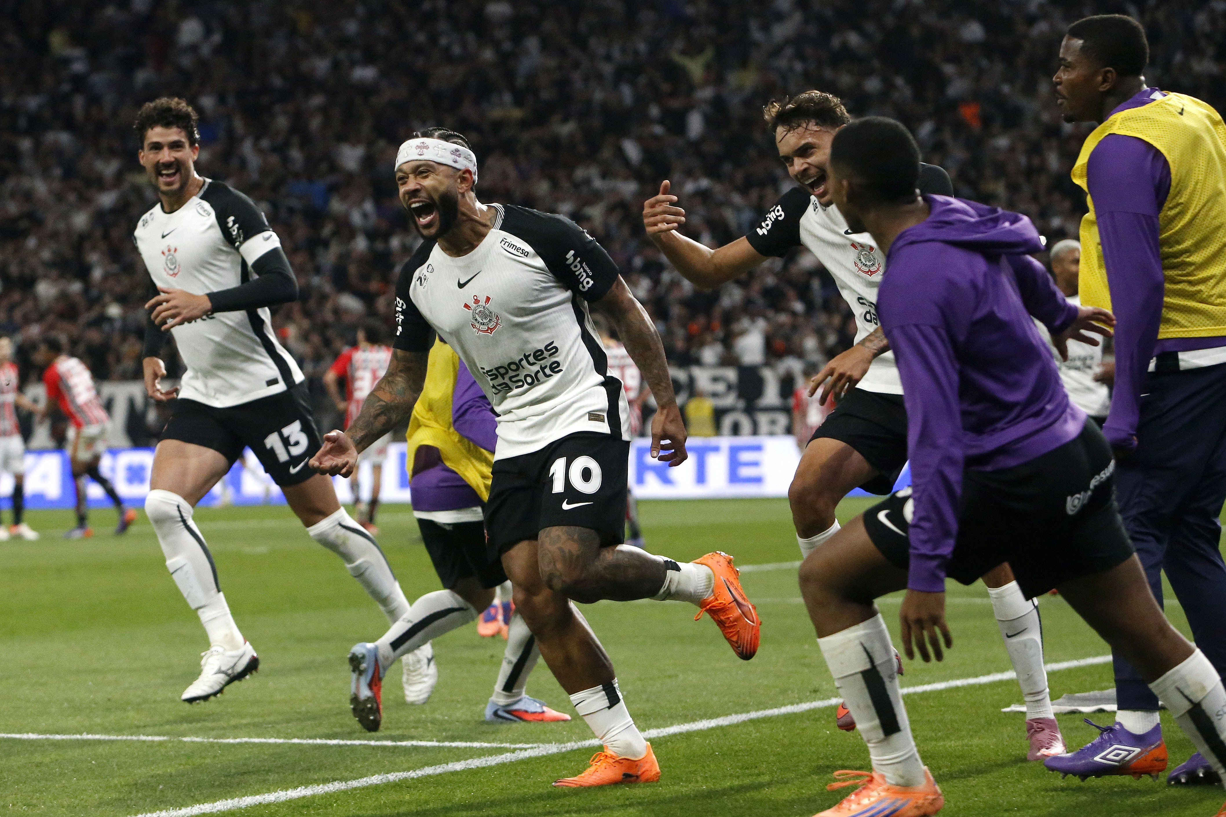 Na briga! Corinthians vence o São Paulo, chega a 45 pontos e ainda sonha com vaga na Libertadores