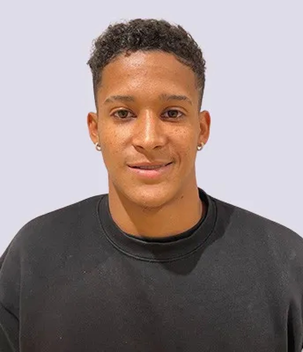 Tevis é anunciado pelo Yokohama Marinos — Foto: Divulgação/ Yokohama Marinos