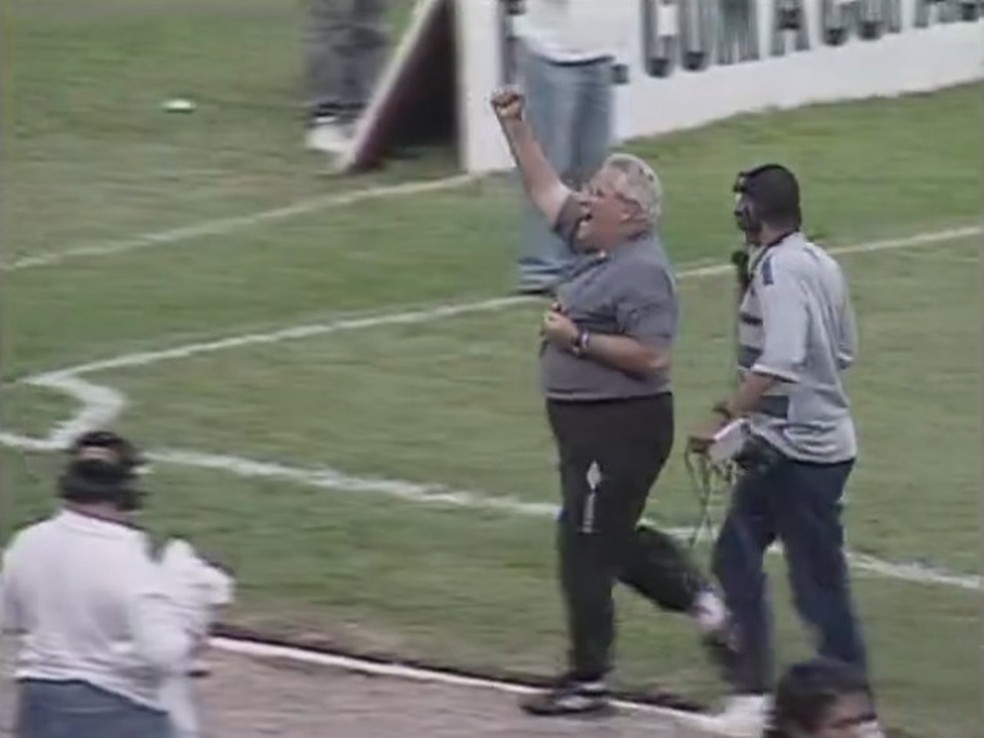 Apolinho comemora vitória do Flamengo em 1995