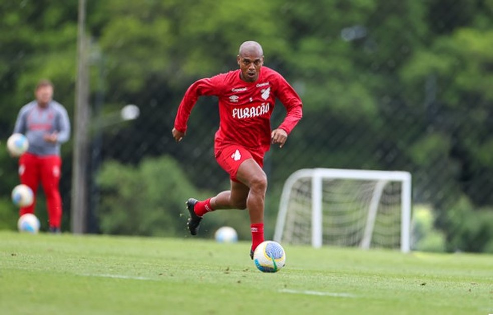 Fernandinho em treino do Athletico — Foto: José Tramontin/ Athletico