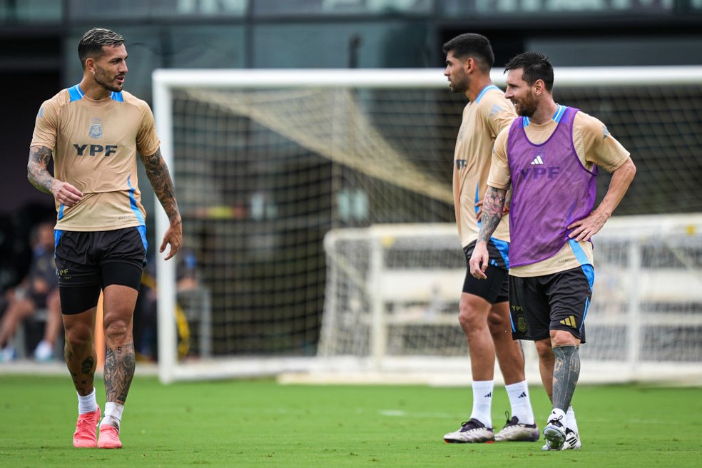 Paredes e Messi conversam em treino da Argentina &mdash; Foto: Gustavo Pagano/Getty Images