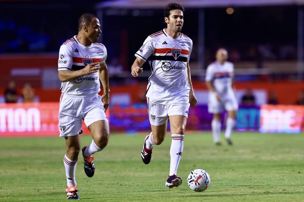 Cafu e Kaká no amistoso entre São Paulo e Milan — Foto: Marcello Zambrana/AGIF