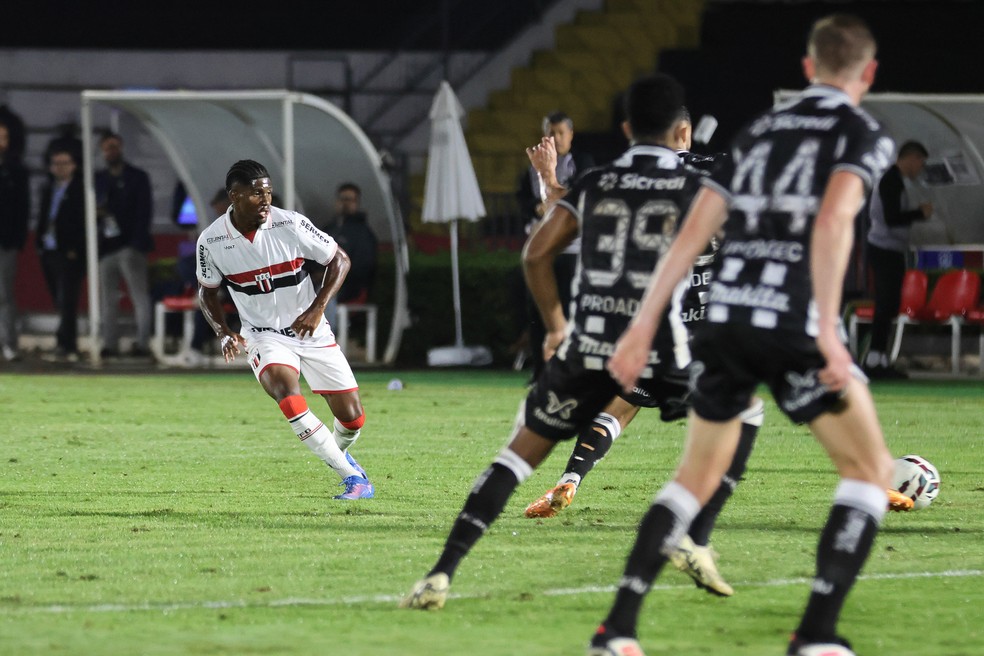 Yuri, volante do Botafogo-SP em ação