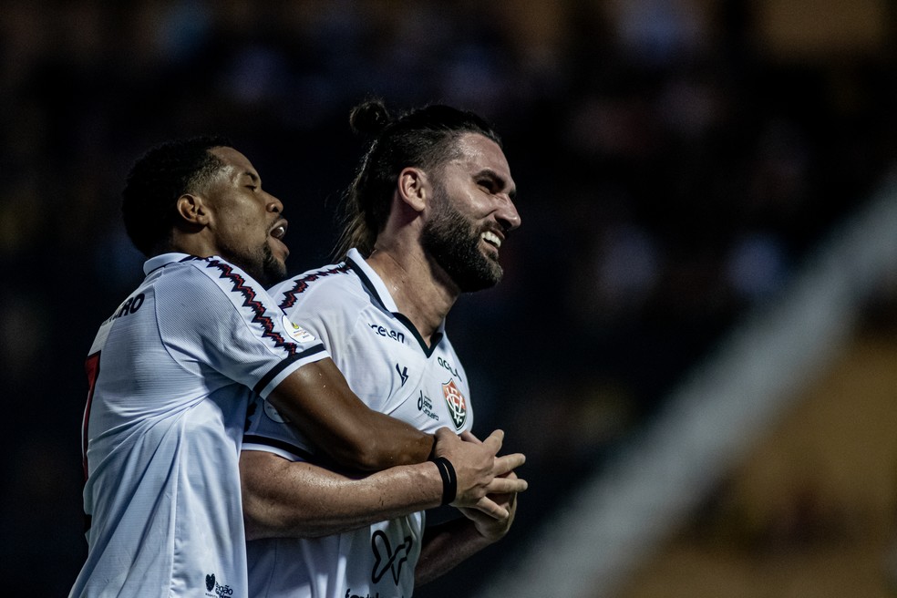 Léo Gamalho (direita) comemora gol marcado pelo Vitória — Foto: Victor Ferreira / EC Vitória