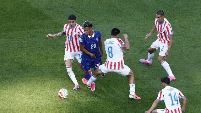 Doué sofre pênalti de Diego Gómez em Paraguai x França