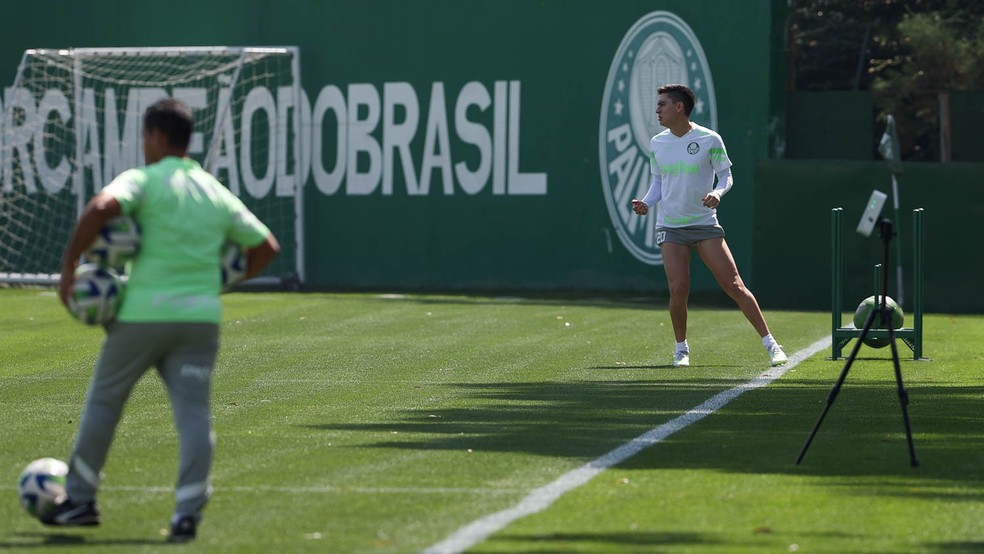 Atuesta segue recuperação de cirurgia no joelho no Palmeiras — Foto: Cesar Greco/Palmeiras
