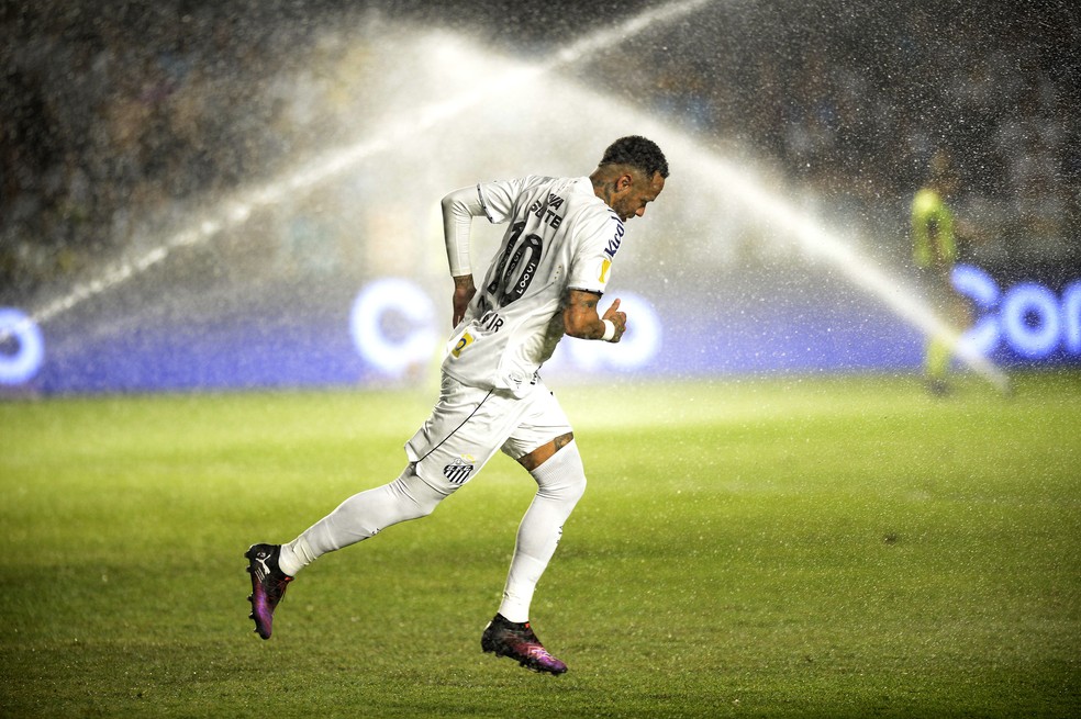 Neymar entra em campo pelo Santos contra o Botafogo-SP — Foto: Marcos Ribolli