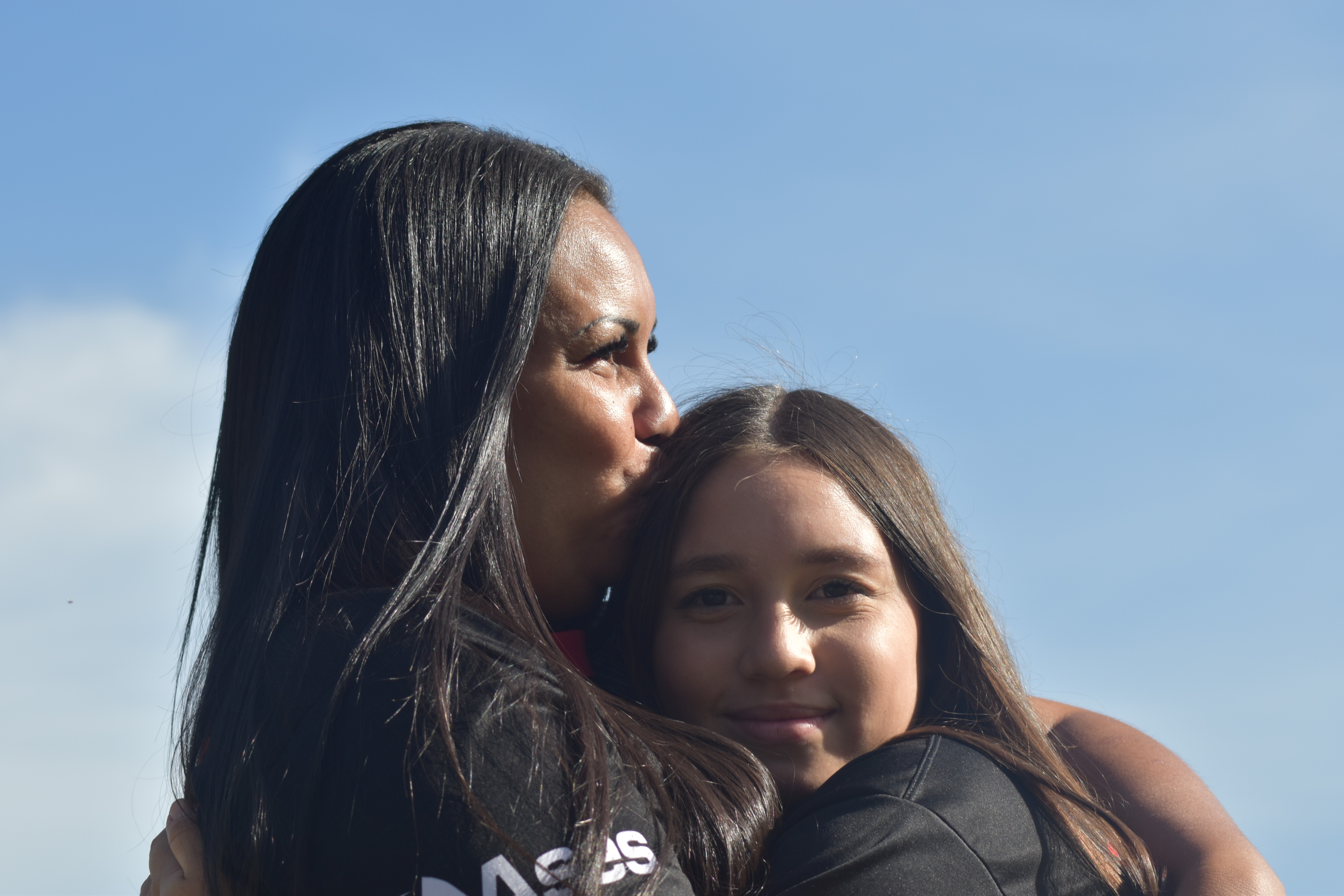 Uma na zaga, outra no ataque: Taça das Favelas reúne mãe e filha no mesmo time: 