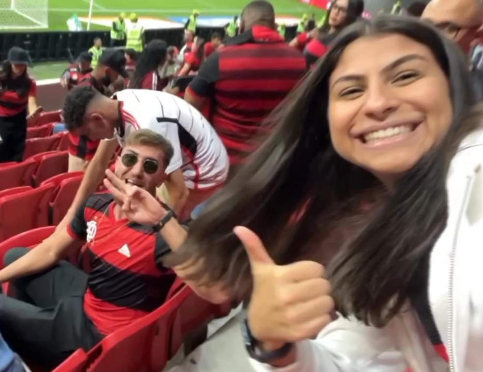 José Ferreira tira foto com torcedores no Flamengo x Criciúma — Foto: Divulgação