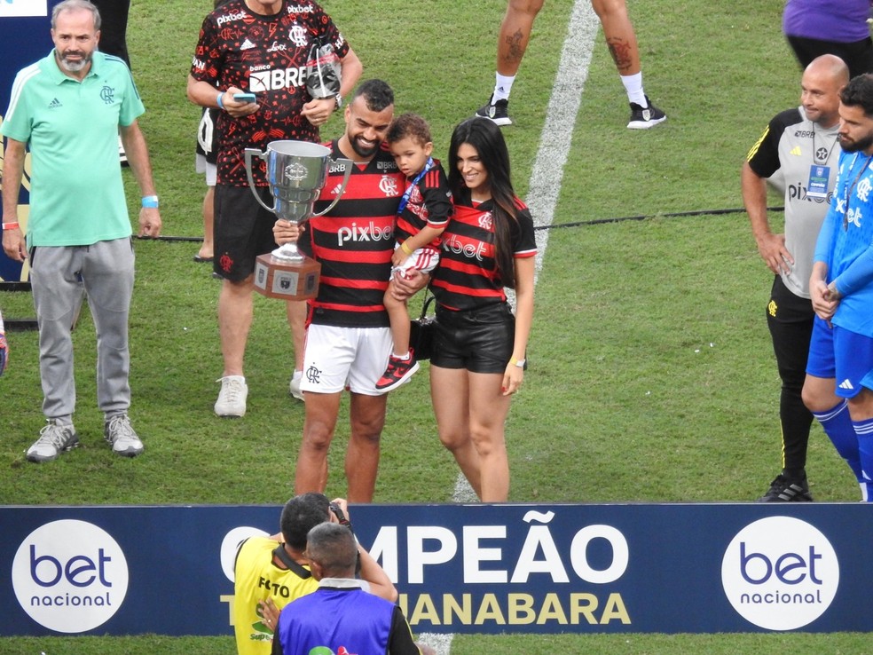 Fabrício Bruno tirou fotos com a família após o título da Taça Guanabara — Foto: Fred Gomes