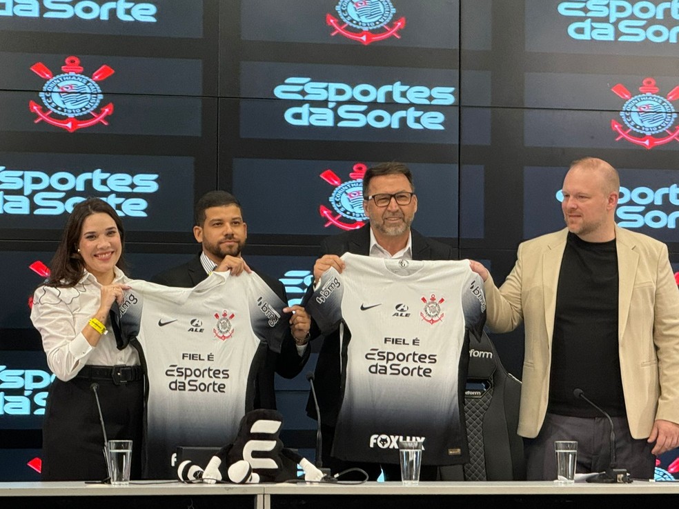 Augusto Melo, presidente do Corinthians, apresenta camisa com novo patrocinador — Foto: Emilio Botta