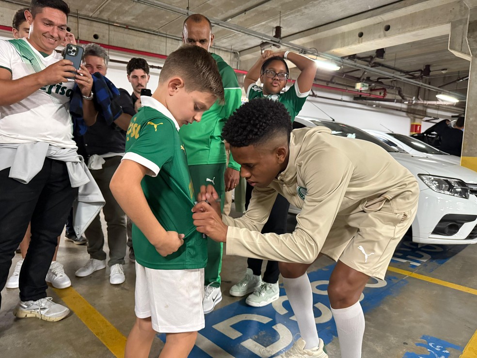 Estêvão autografa camisa de criança no estacionamento do Allianz Parque — Foto: Camila Alves