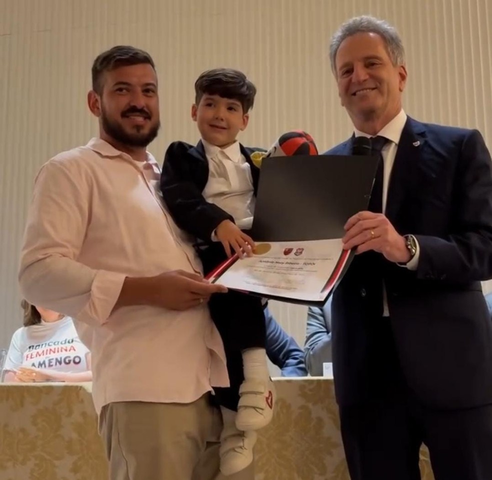 Totói, filho de Everton Ribeiro, recebe título de sócio honorário do Flamengo — Foto: Reprodução / Flamengo