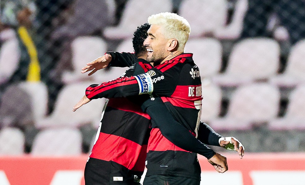 Arrascaeta é abraçado por Plata em Cusco x Flamengo — Foto: Gilvan de Souza/Flamengo