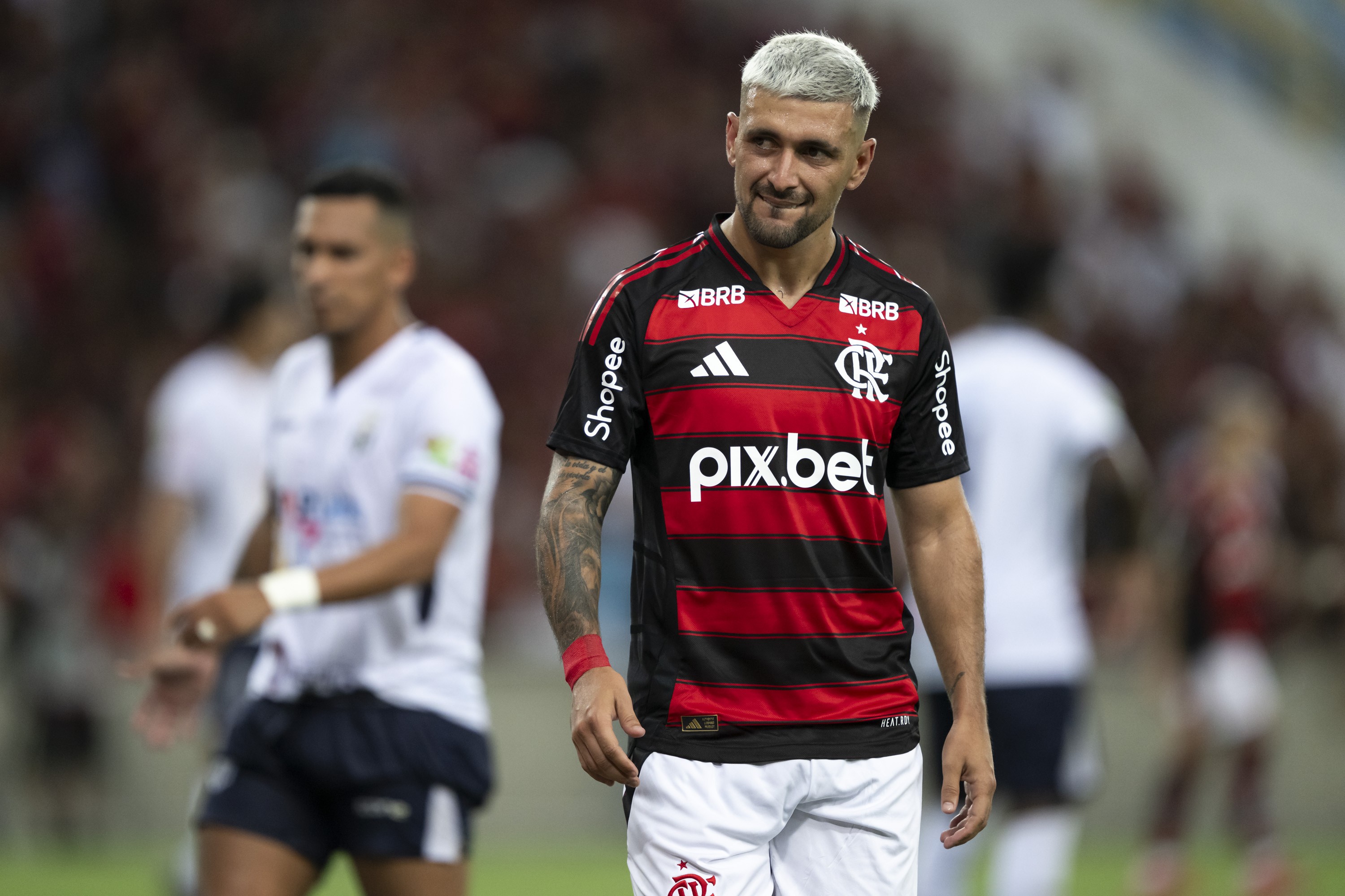 Preocupação com condição física de Arrascaeta leva Flamengo a buscar opção no mercado