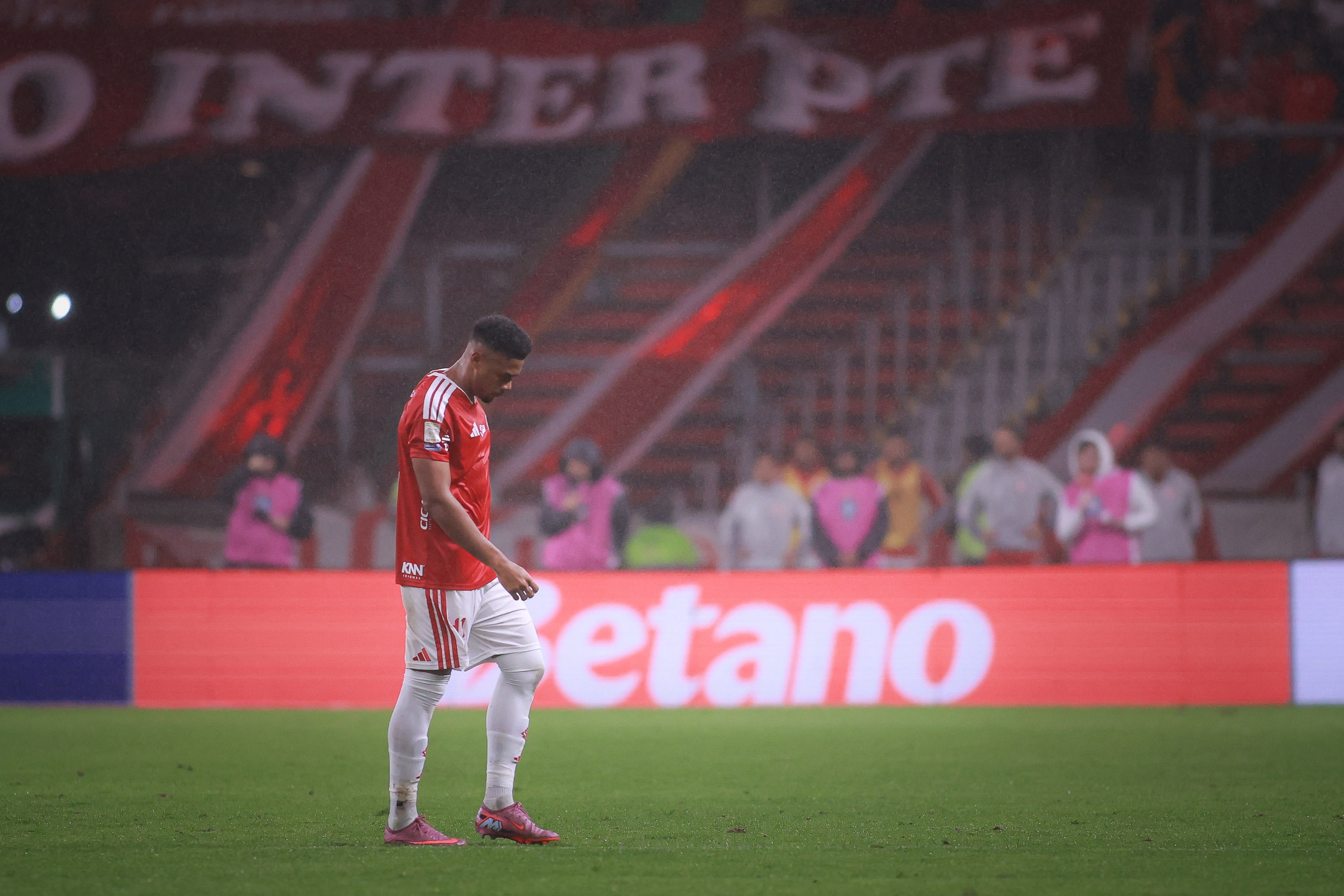 STJD marca julgamento de Victor Gabriel, do Inter, expulso por entrada