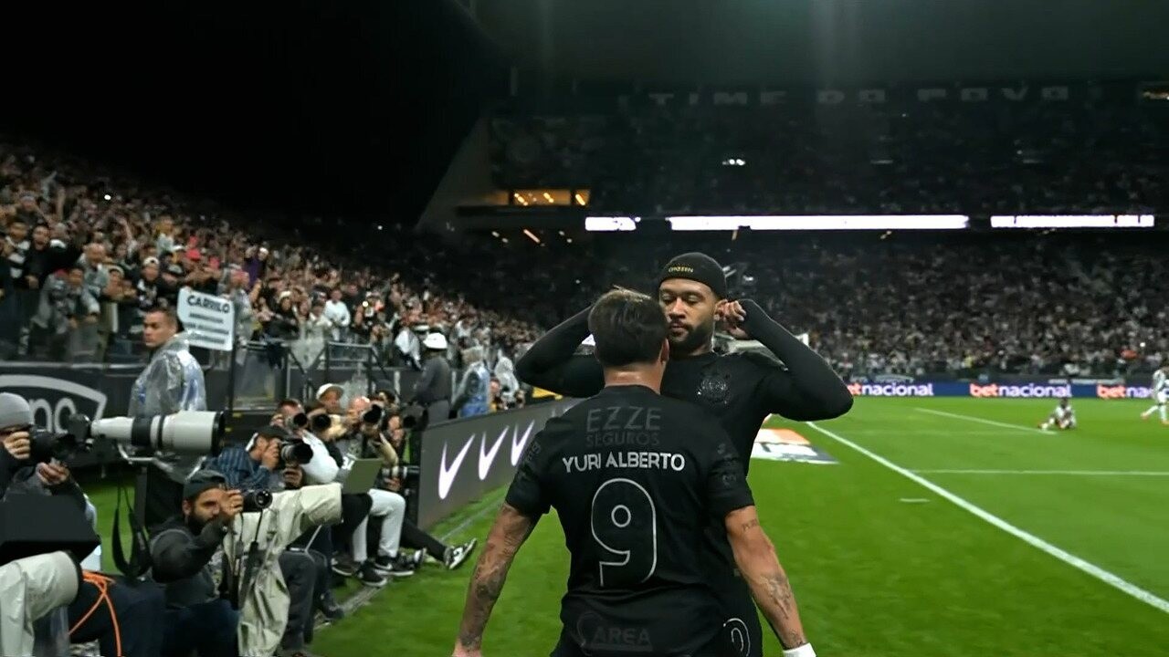 Memphis posta foto de tornozelo inchado após jogo do Corinthians: ironia do VAR.