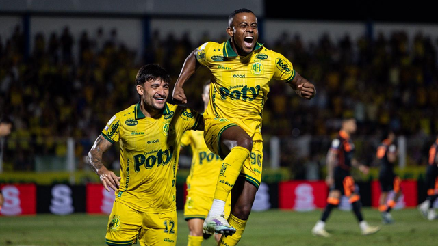 Carlos Eduardo comemora o primeiro gol do Mirassol
