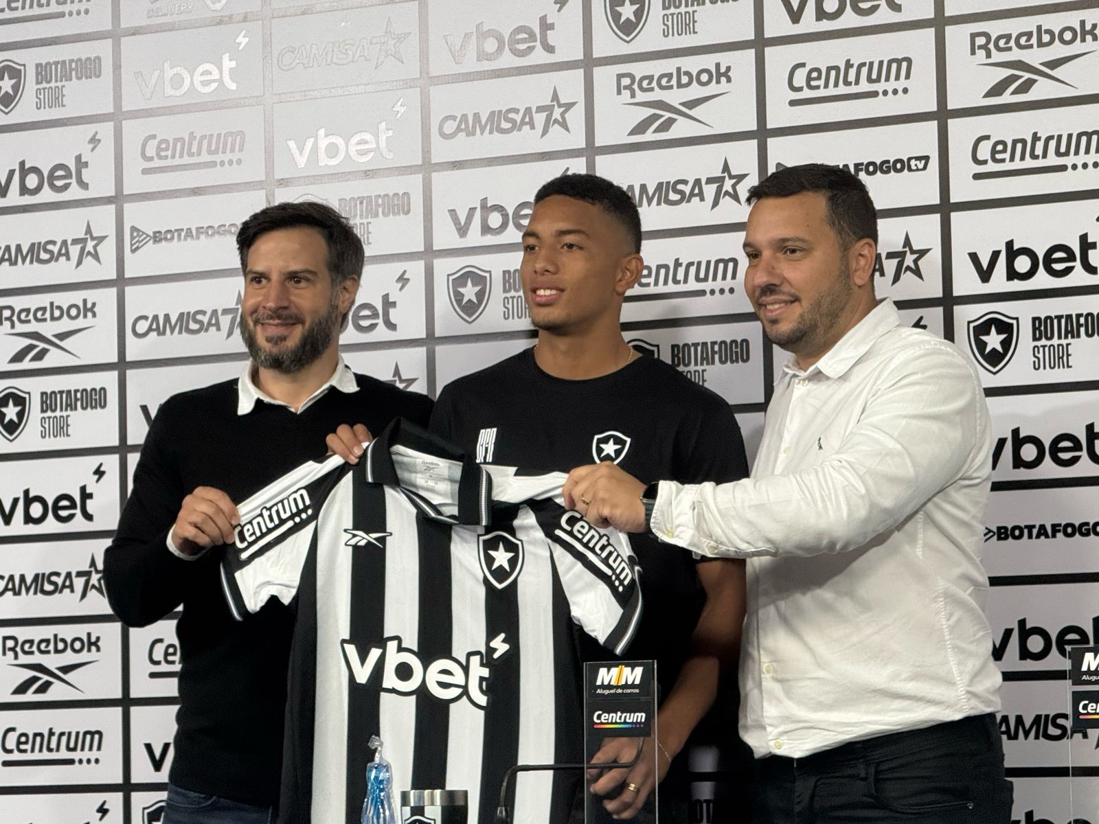 Jordan Barrera é apresentado pelo Botafogo