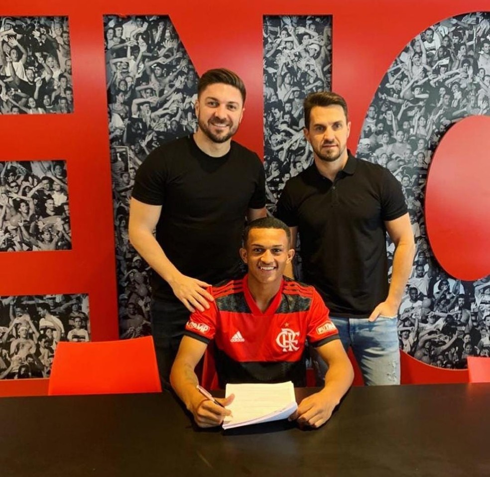 Wesley ao lado de Sávio quando assinou seu primeiro contrato profissional no Flamengo — Foto: Divulgação