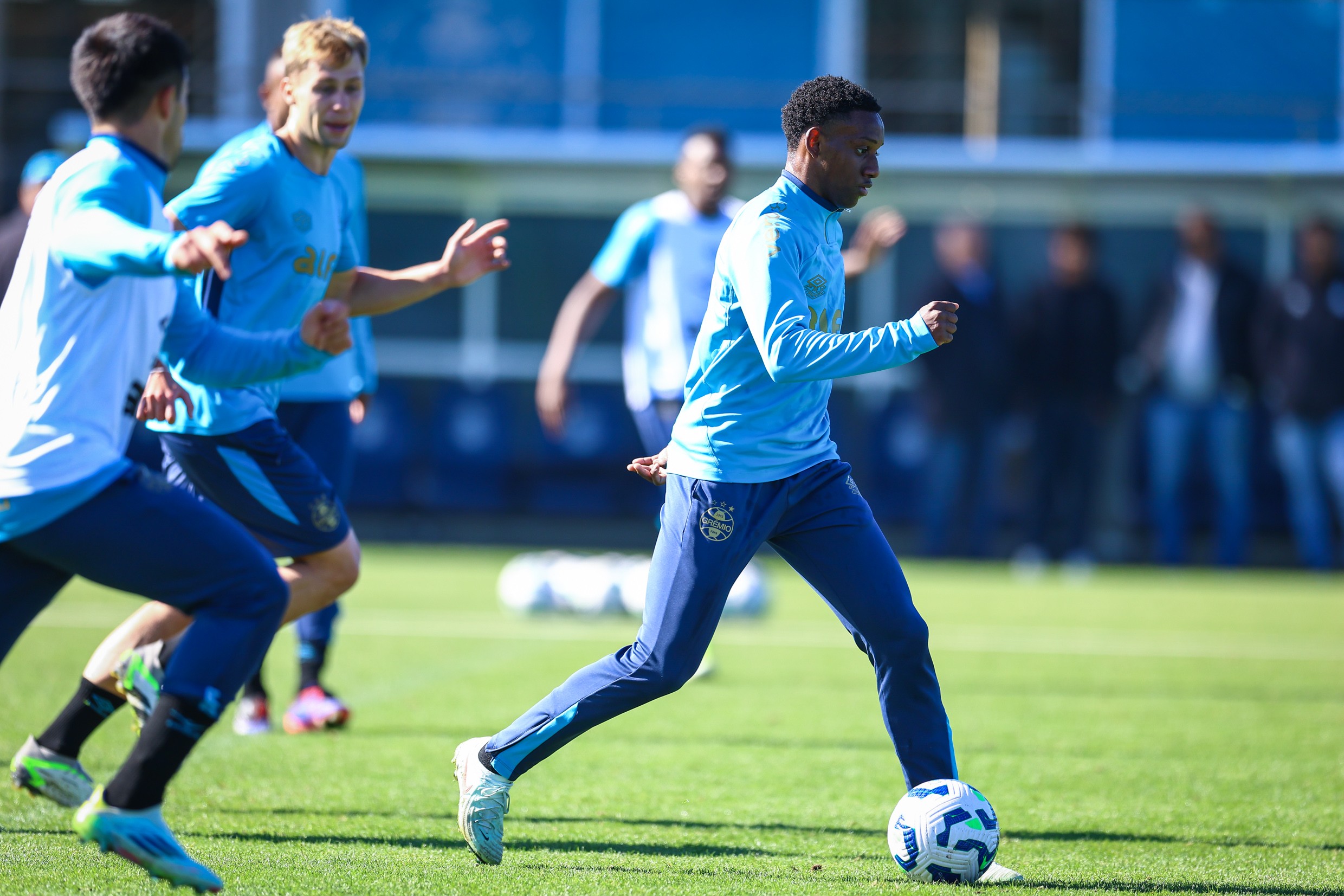 Gabriel Mec desperta interesse do Shakhtar Donetsk por destaque no Grêmio.