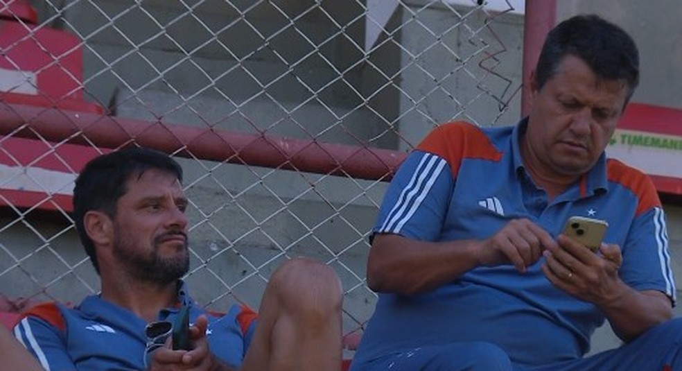 Adilson Batista e Fabrício acompanham jogo do Cruzeiro contra o Santos na base — Foto: SporTV/Reprodução