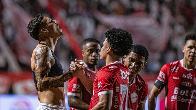 Gustavo Puskas virou o jogo contra o Atlético-GO