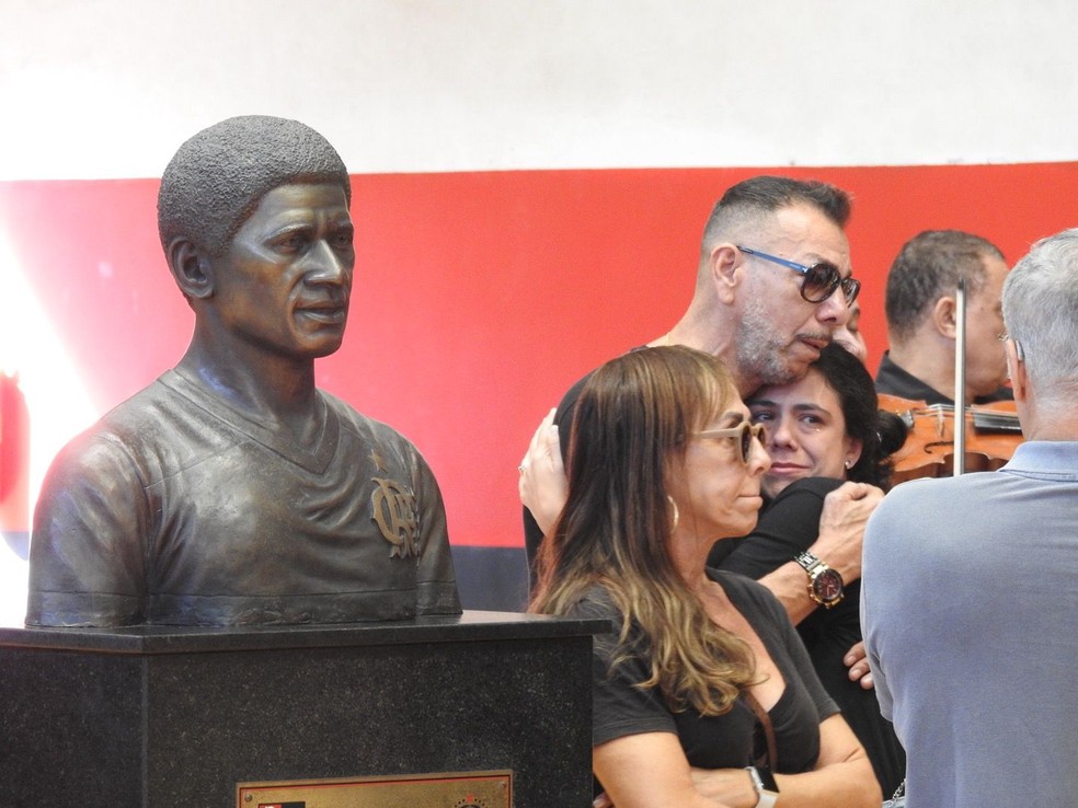 Busto de Ad�lio na sede do Flamengo, na G�vea, com Mozer ao lado � Foto: Fred Gomes / ge