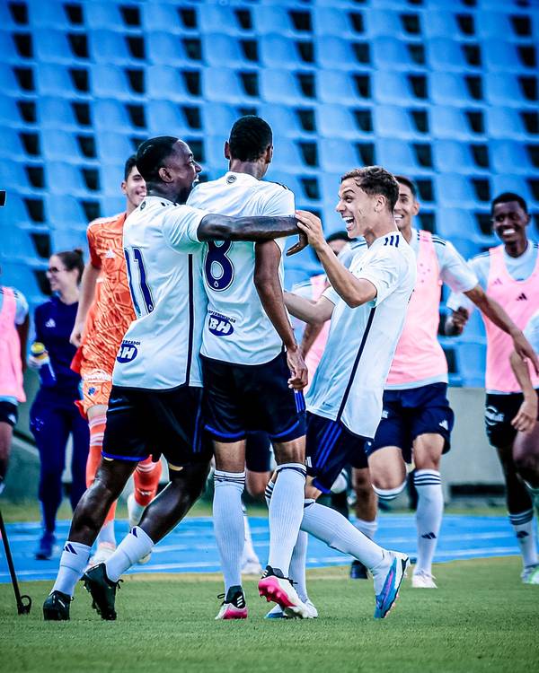 Merece o Puskás? Jogador sub-20 do Cruzeiro faz golaço do meio de campo; veja o lance