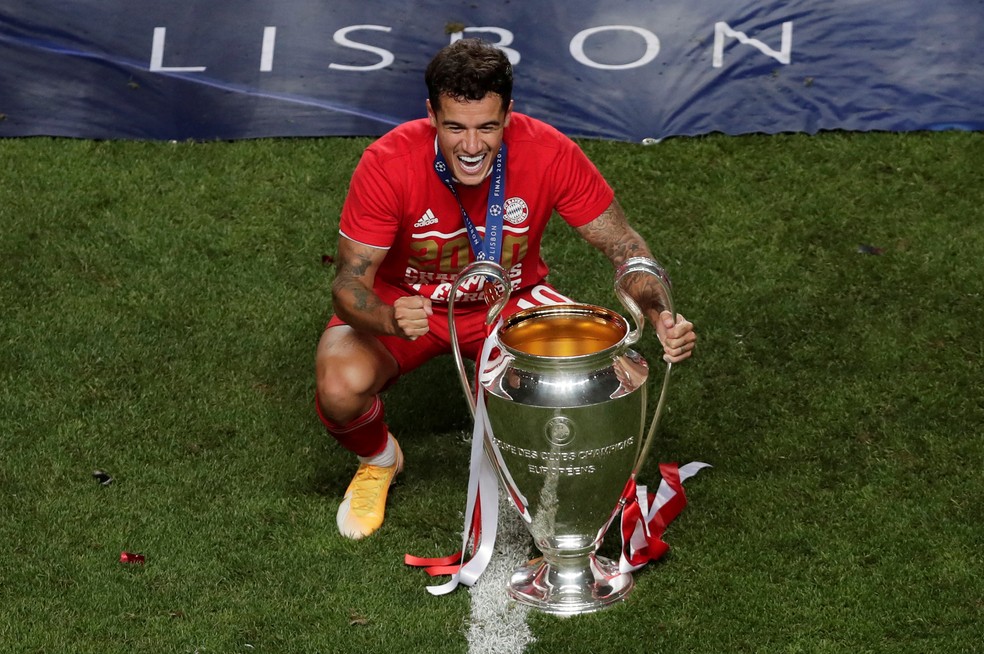 Philippe Coutinho com a taça da Liga dos Campeões conquistada pelo Bayern de Munique — Foto: Manu Fernandez/Pool via REUTERS