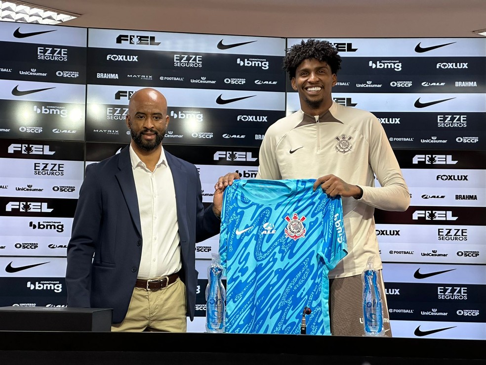 Hugo Souza é apresentado como reforço do Corinthians por Fabinho Soldado — Foto: Bruno Cassucci