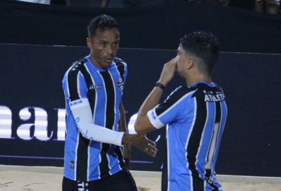 Lúcio, ex-Palmeiras e Grêmio, em ação no futevôlei — Foto: Julio Costa/ge