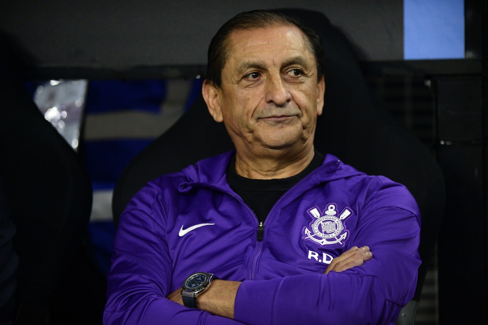 Ramón Díaz, do Corinthians, no jogo contra o Barcelona — Foto: Marcos Ribolli