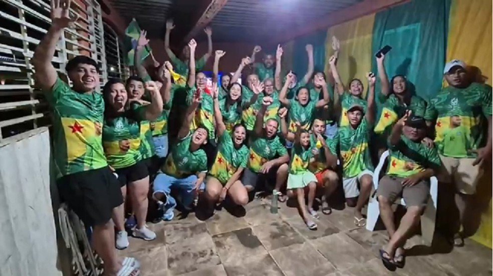 Família de Weverton no Acre vê estreia do Brasil com camisa personalizada