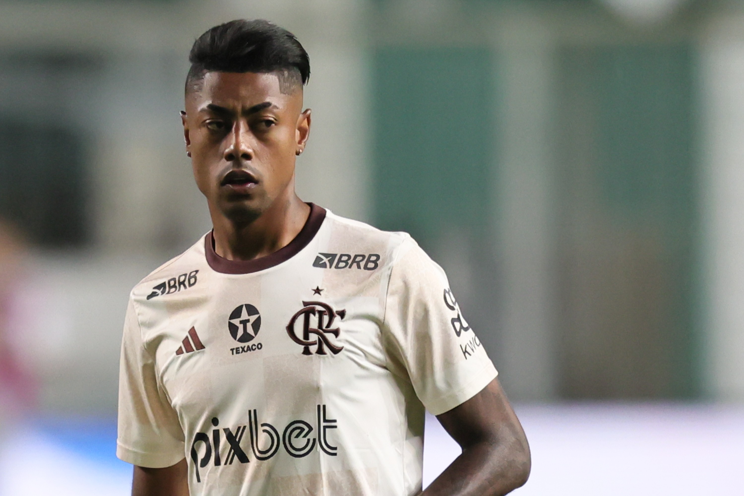 Bruno Henrique, do Flamengo, recebe três cartões em partida contra o Santos.