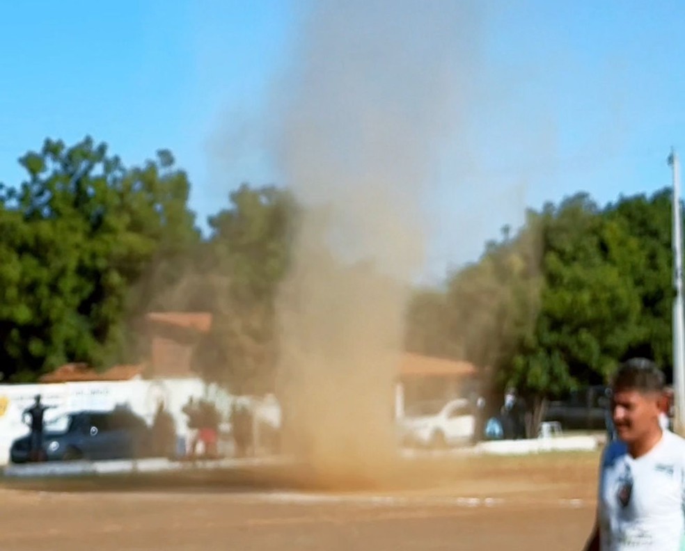 Redemoinho de poeira — Foto: Mazinho Almeida