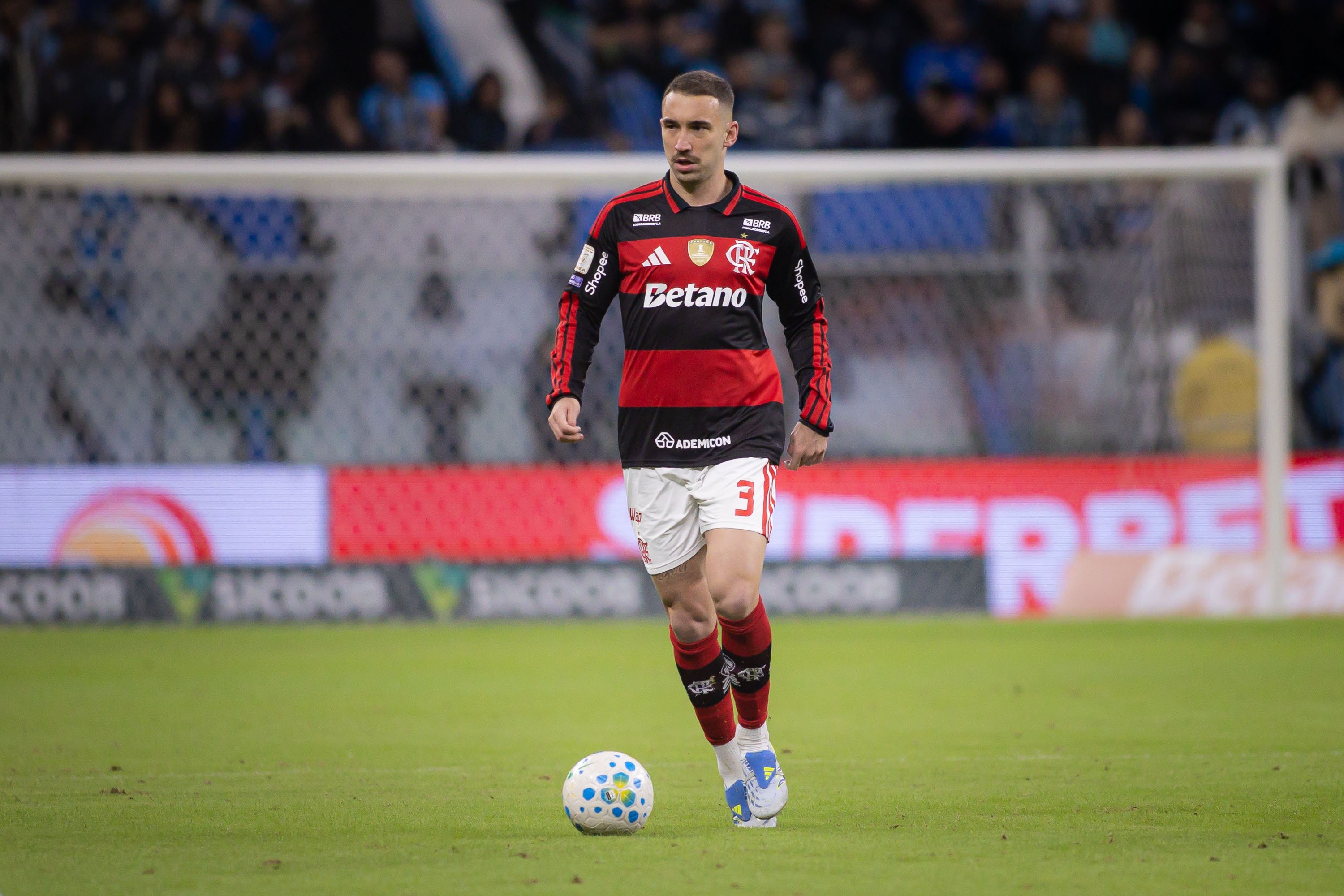 Decisivo contra Grêmio, Léo Ortiz cresce no Flamengo e ainda sonha com Seleção: "Cabeça no lugar"