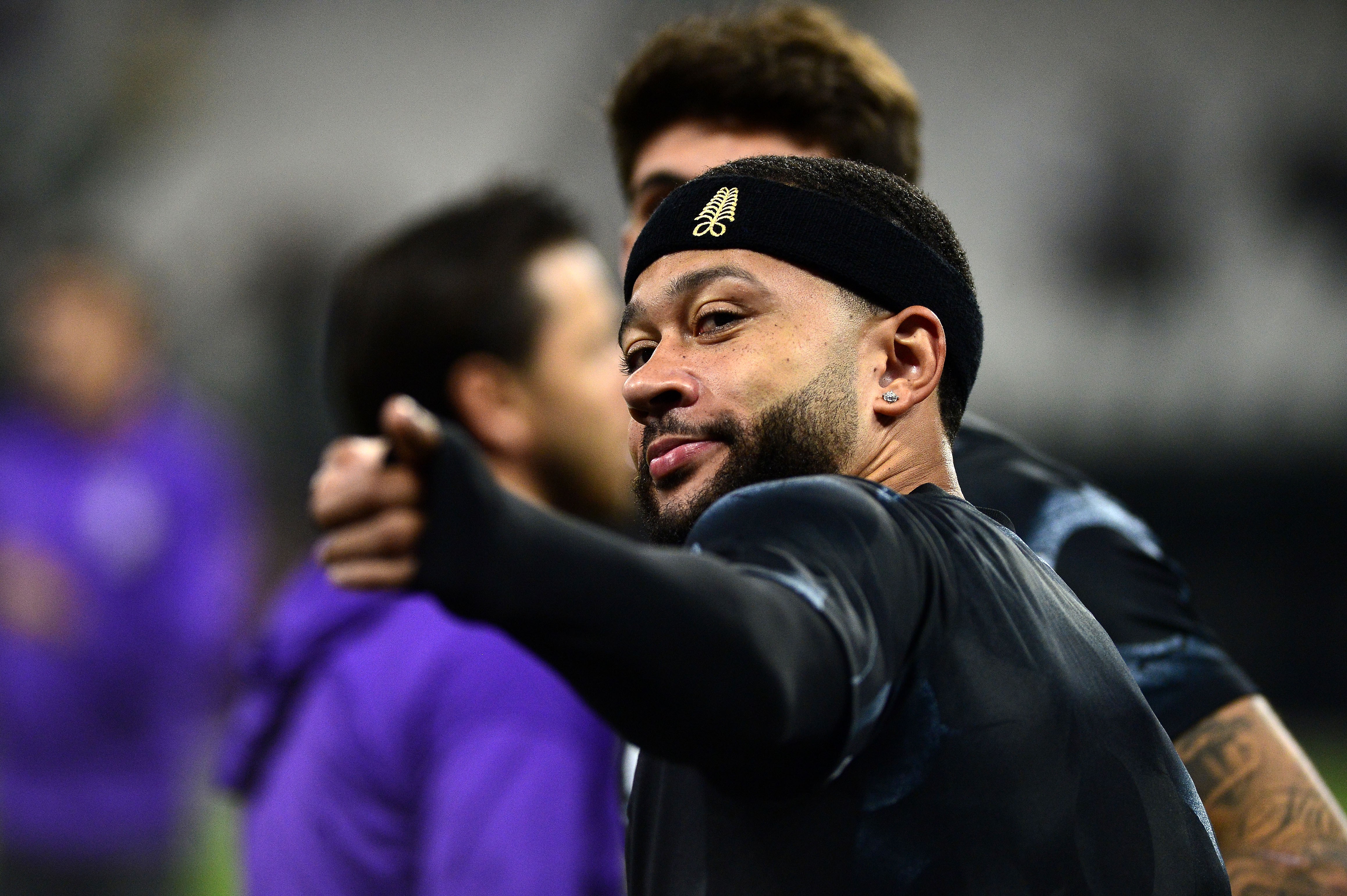 Memphis pede reforços e critica Corinthians, mas pretende renovar contrato.