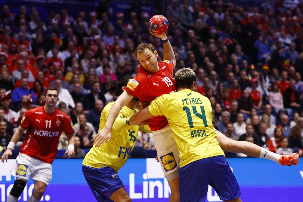 Brasil x Dinamarca no Mundial de Handebol — Foto: REUTERS/Susana Vera