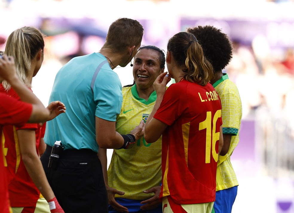 Marta tenta dialogar com o juiz para não ser expulsa, mas em vão — Foto: REUTERS