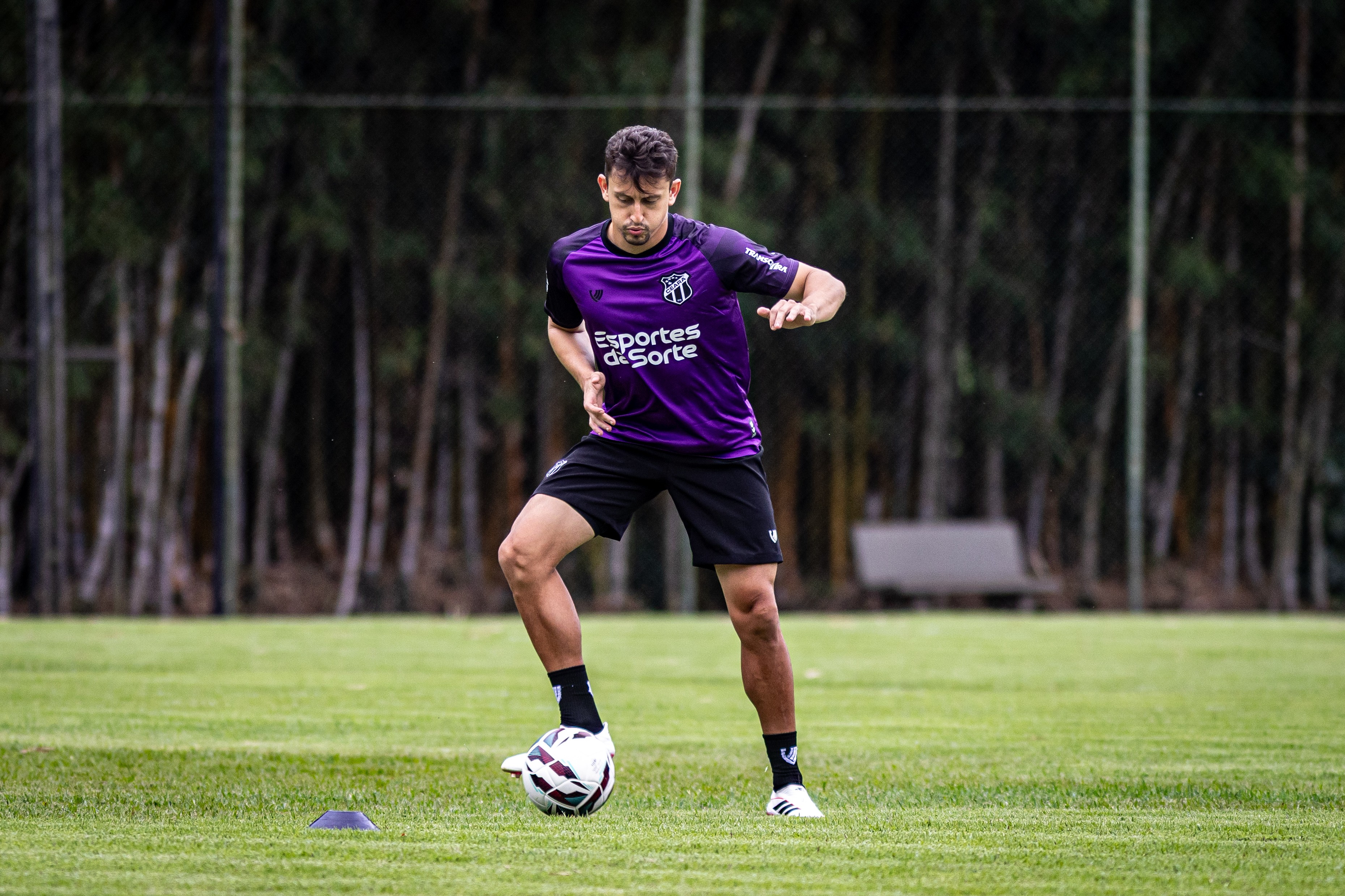 Sanchez tem rompimento total do LCA e não joga mais pelo Ceará em 2026