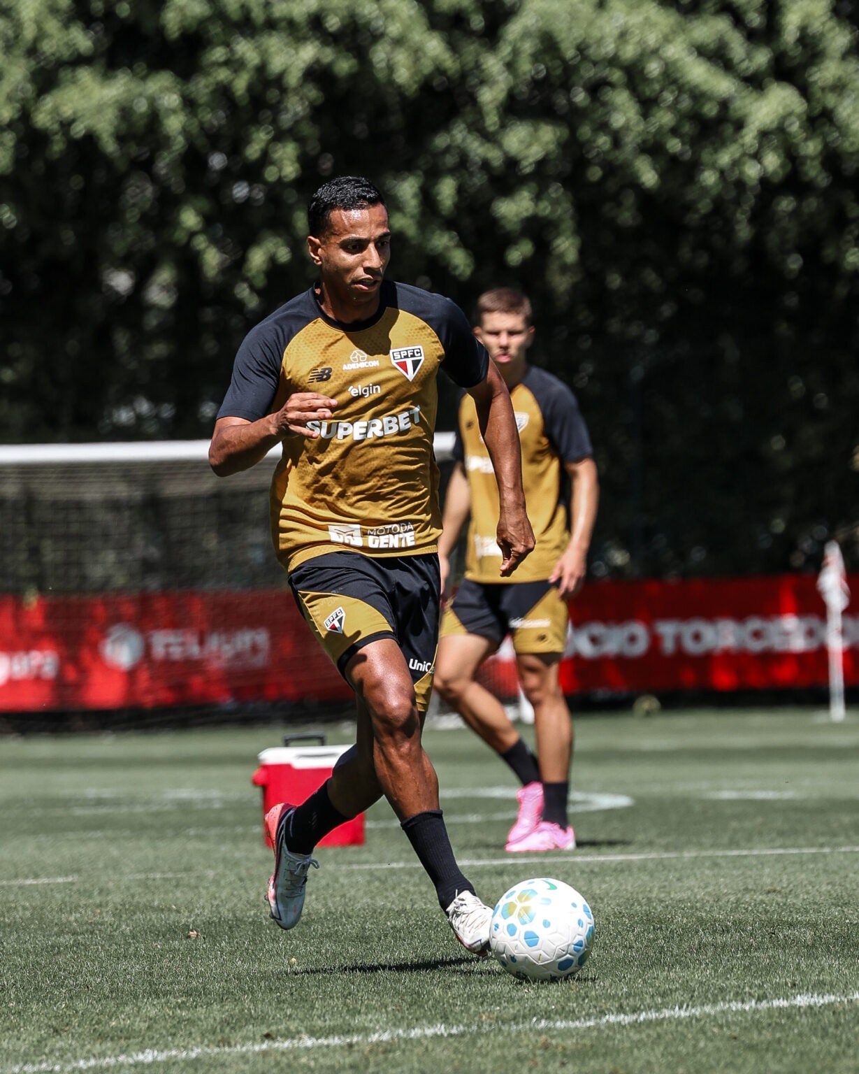 Victor Sá treina e deve reforçar o São Paulo no sábado