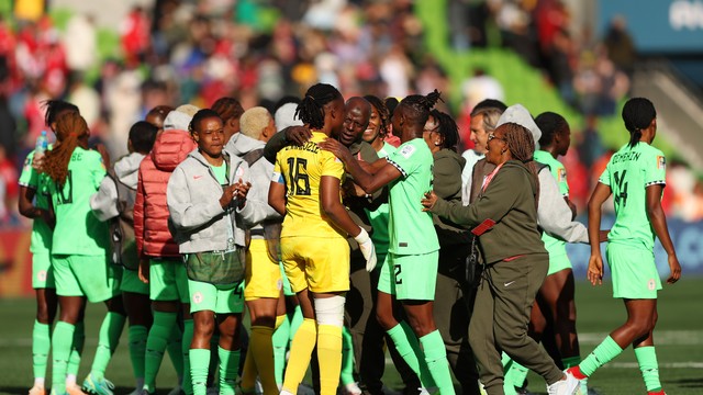Nnadozie é celebrada pelo elenco da Nigéria após empate contra Canadá