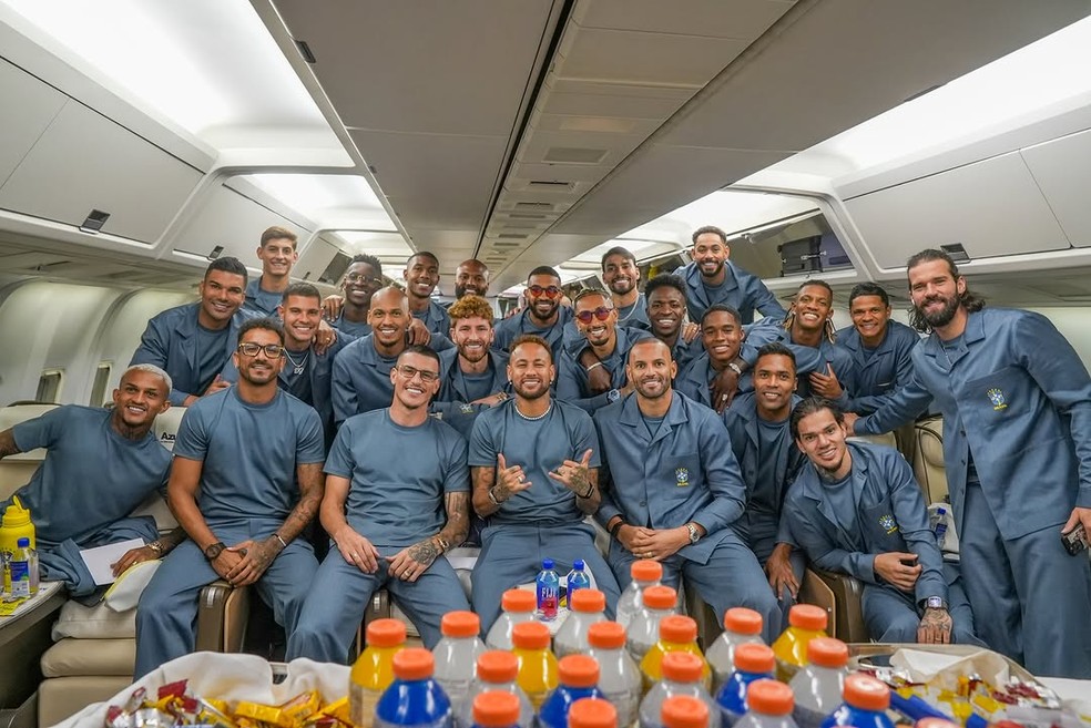 Jogadores da Sele&ccedil;&atilde;o em avi&atilde;o que levar&aacute; delega&ccedil;&atilde;o para os Estados Unidos, na Copa do Mundo &mdash; Foto: Nelson Terme/CBF
