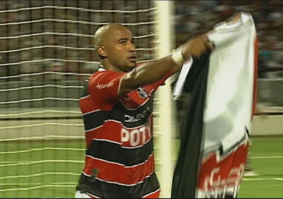 Brasão comemora gol no Santa Cruz — Foto: Reprodução/TV Globo